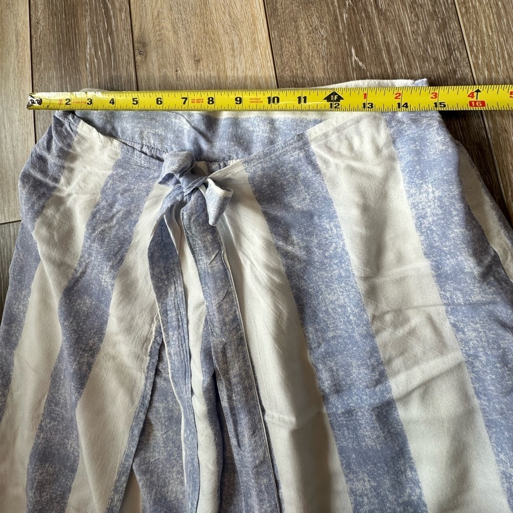 #6) Shoreline 100% Rayon wrap style cropped pants excellent condition. - Picture 5 of 8